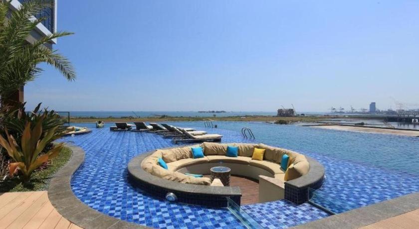 The Rinra Hotel Makassar Exterior photo