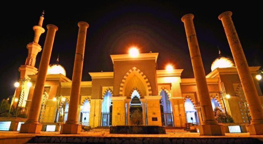 The Rinra Hotel Makassar Exterior photo