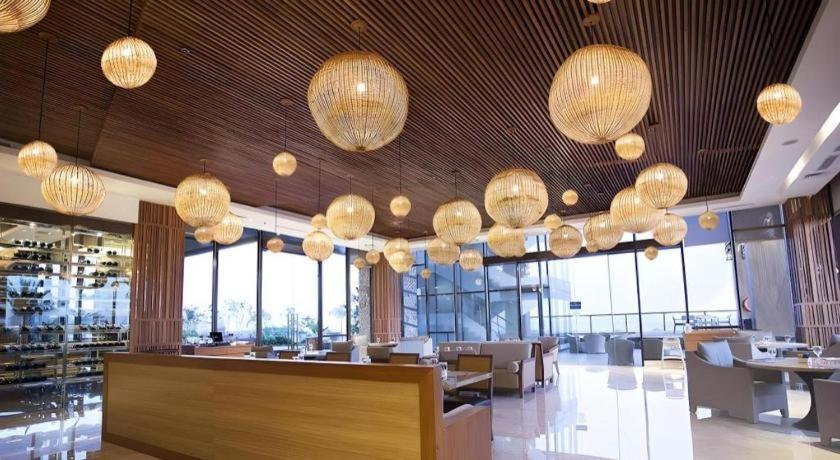 The Rinra Hotel Makassar Exterior photo