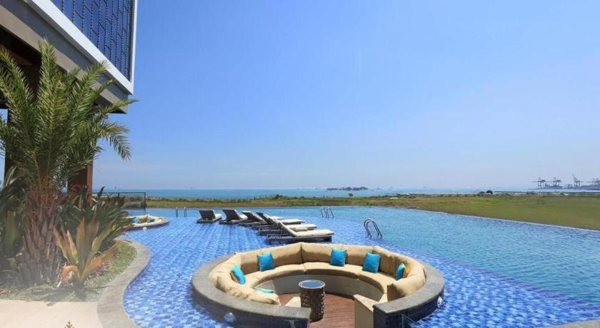 The Rinra Hotel Makassar Exterior photo