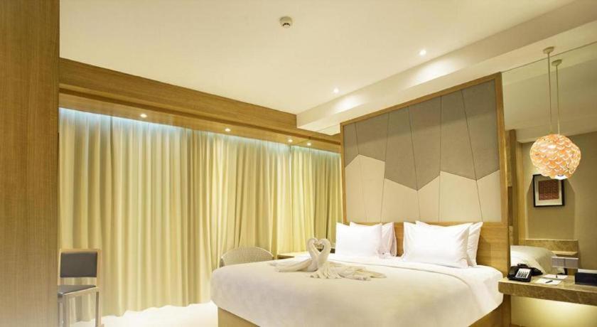 The Rinra Hotel Makassar Exterior photo