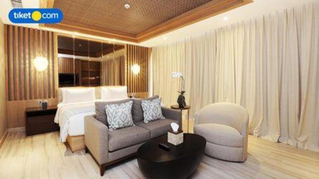 The Rinra Hotel Makassar Exterior photo